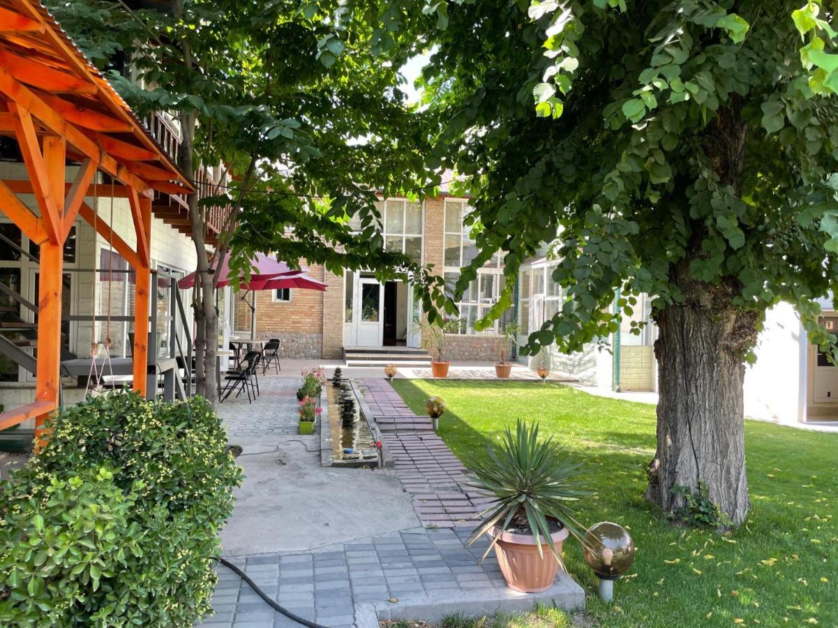 Eco House Hotel Osh Buitenkant foto