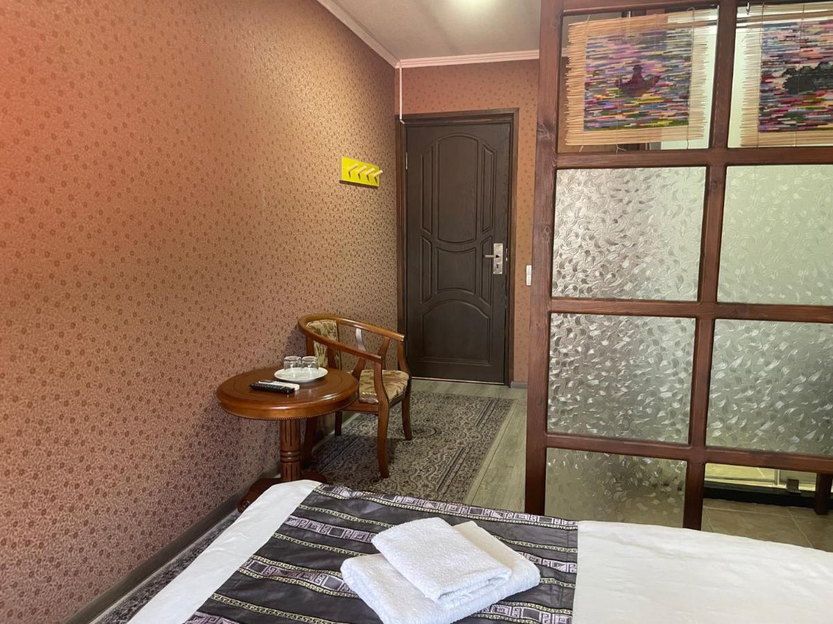 Eco House Hotel Osh Buitenkant foto