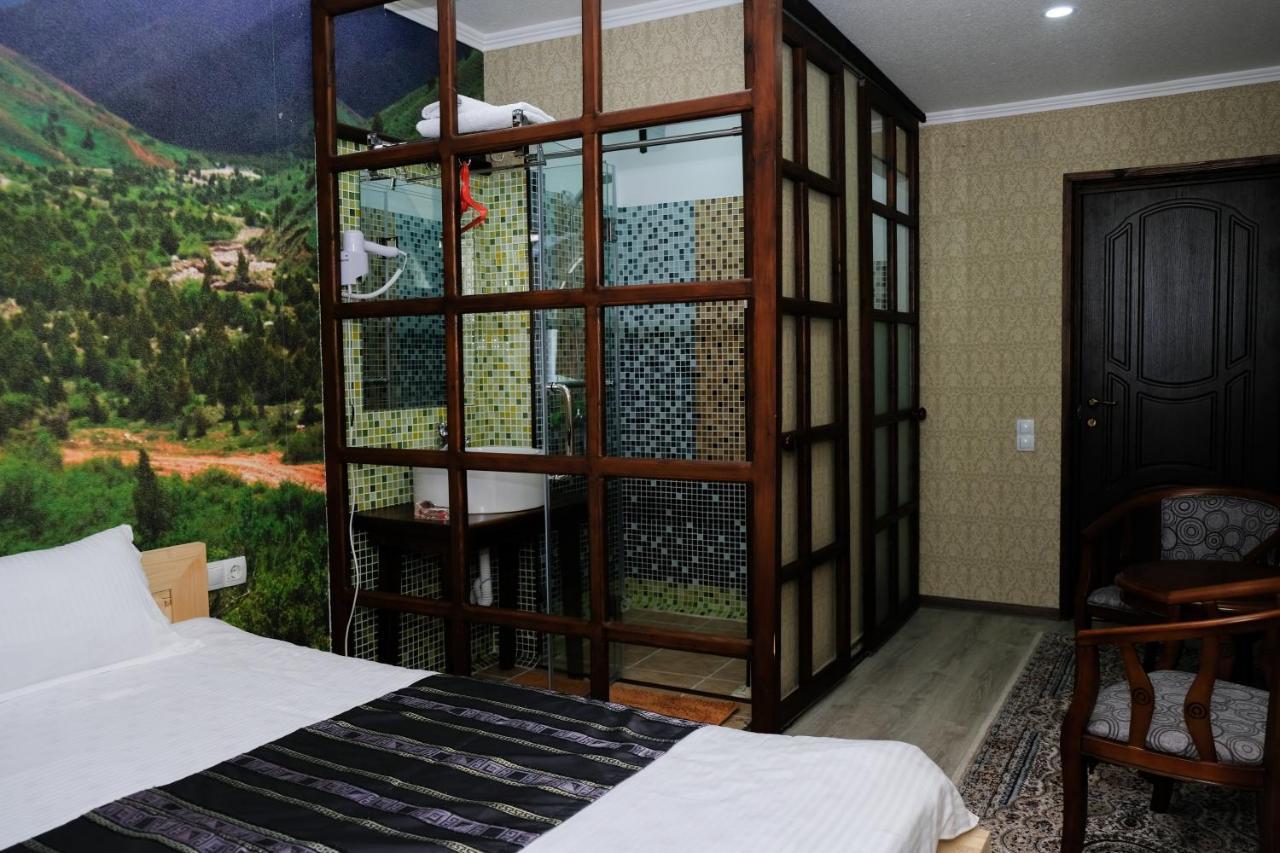 Eco House Hotel Osh Buitenkant foto