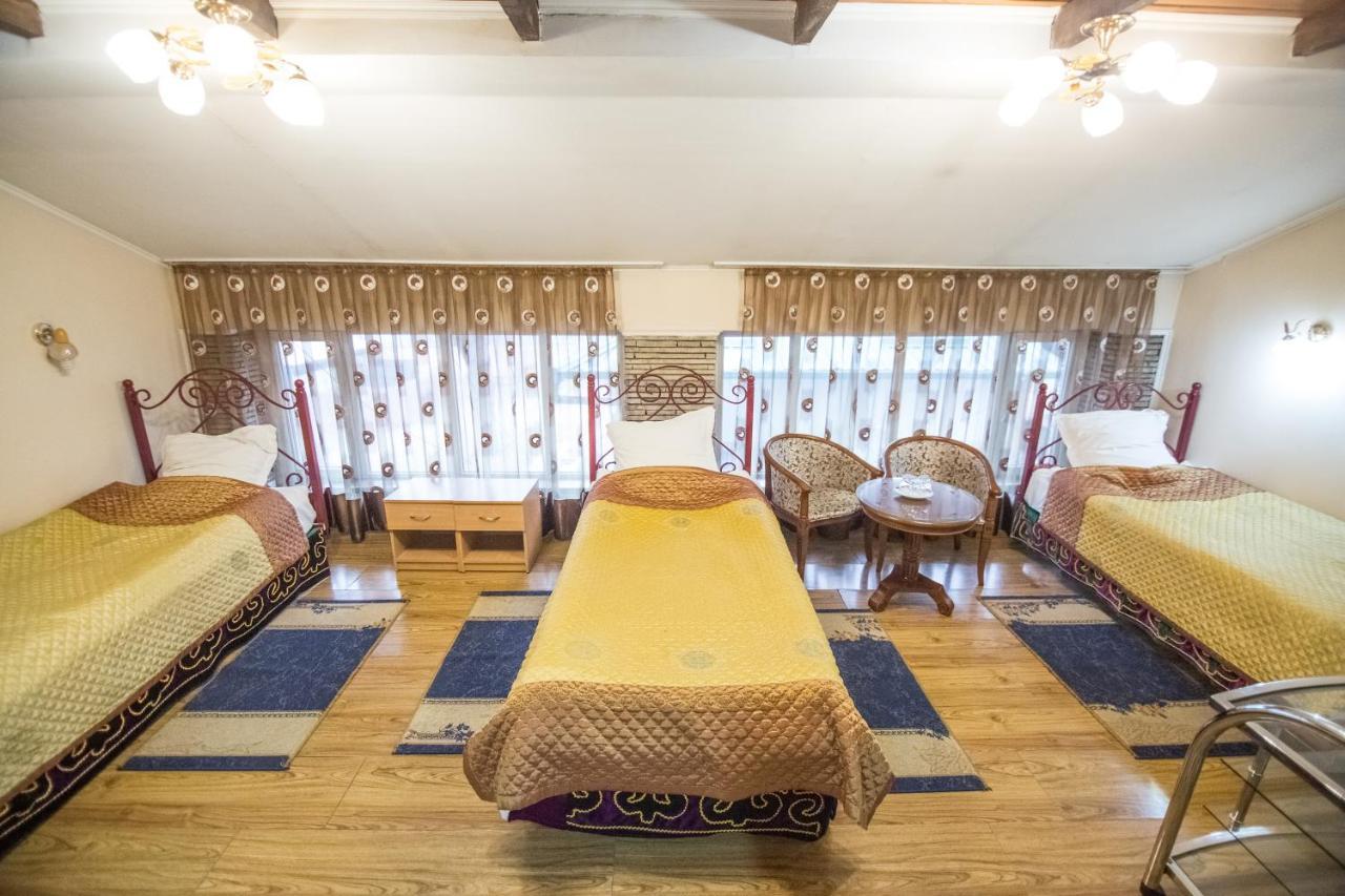 Eco House Hotel Osh Buitenkant foto